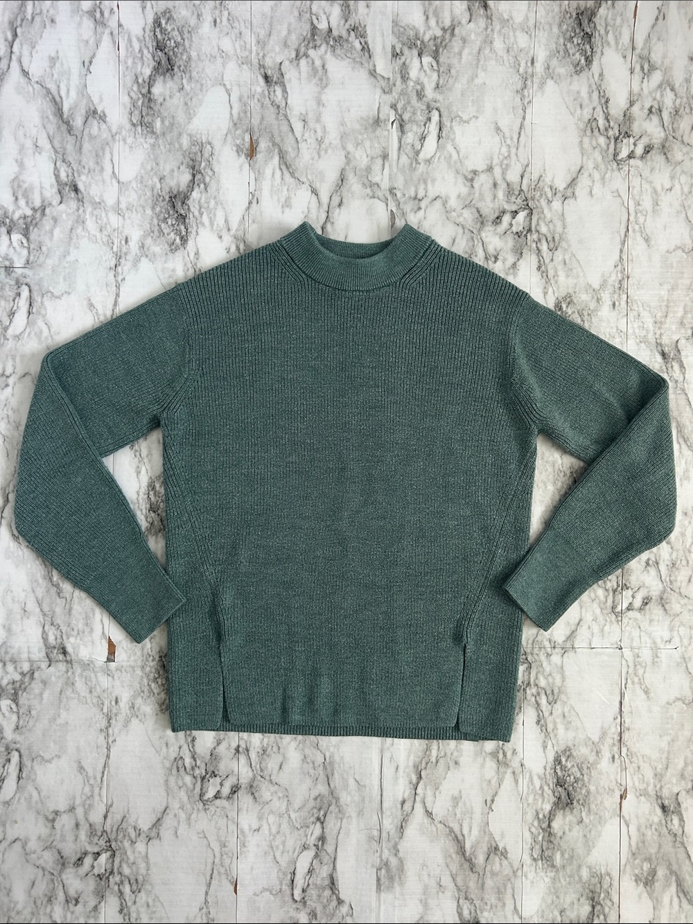 Lululemon women’s size 0 merino wool cotton blend sweater beautiful green color